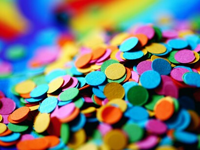 Digamos que as culturas populares são portadoras da memória coletiva. O universo simbólico ajuda a sistematizar o mito, enquanto a ideologia se estende à sociedade como um todo. São novos valores e legitimação de estar no mundo. Para Renato Ortiz, “…a identidade nacional é uma entidade abstrata e como tal não pode ser aprendida em sua essência. Ela não se situa junto à concretude do presente, mas se desvenda enquanto virtualidade, isto é, como projeto que se vincula às formas sociais que a sustentam” 