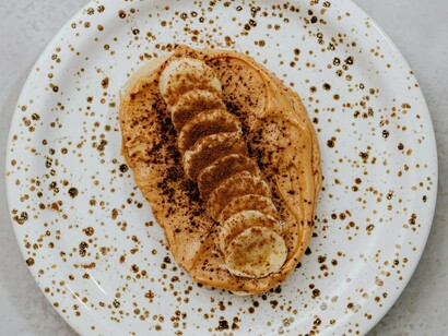 Esta fruta tão gigante, que já esteve nas mesas de gigantes como Alexandre, o Grande, e como eu e você, merece muito mais do que cuidado e respeito, merece viver, e variedades e opções de consumo para exaltar e deixá-la viver não nos faltam. Se ainda você tem dúvidas, se mexa e vá até a feira mais próxima. É bem provável que você ouça gritos do tipo: pode chegar, freguês, pois nós temos da terra, d’água, anã, ouro; e ainda temos São Tomé, Pitogo. Agora, se a freguesa quiser variar nas cores, pode levar também a roxa. Ela é tão nutritiva e saborosa quanto as outras

