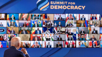 Biden habla ante el panel de invitados de la Conferencia para la Democracia. Fotografía: Tasos Katopodis