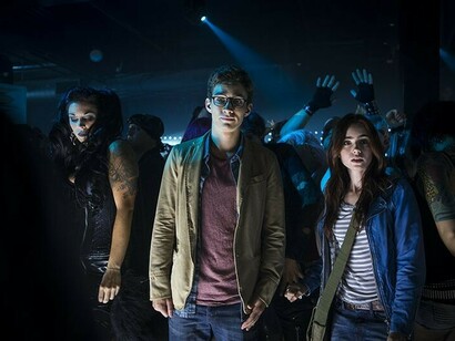 La saga presenta universo donde existen otras razas que habitan la tierra junto con los mundanos (humanos normales)