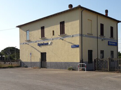 Alessandro, el policía municipal (tercer Santo) que acaba de parar el coche en mitad de la calle. Sipicciano, Estación de trenes, Italia
