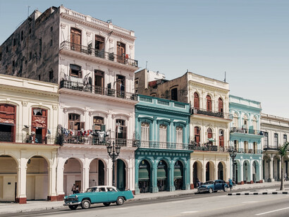 Edificios y coches en transito en los alrededores del malecón habanero