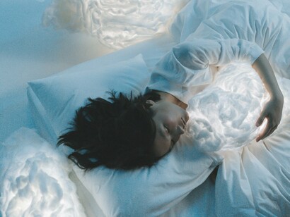 Entre os hábitos que mais me ajudaram a melhorar o sono, dois foram essenciais: o banho quente e a atividade física regular. O banho quente, à noite, ajuda a relaxar os músculos e a reduzir a tensão acumulada. Já o exercício físico, quando praticado algumas horas antes de dormir, auxilia na regulação dos hormônios do estresse e contribui para o equilíbrio do ciclo circadiano, aquele “relógio interno” que controla quando devemos dormir e acordar


