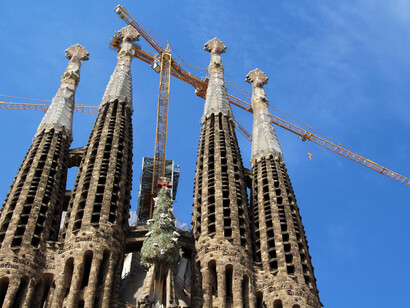 Antoni Gaudí, La Sagrada Familia, Barcelona, España. 

Gaudí sabía que la Sagrada Familia era una obra de siglos, por eso quiso empezar a construir parte de una fachada para que las generaciones venideras tuvieran un estimulo erigido para proseguir la obra