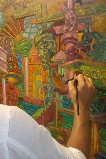 El artista Hugo Salazar Chuquimango, afinando detalles de una pintura suya. Fotografía de Gianmarco Farfán Cerdán
