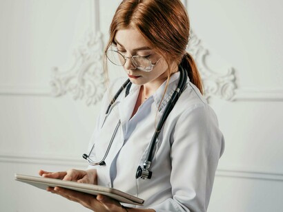 Médica avalia exames usando ferramentas disponíveis em seu tablet. Por mais que a tecnologia evolua, certos aspectos do cuidado jamais poderão ser substituídos. A escuta atenta, o olhar empático e o vínculo entre médico e paciente continuam — e continuarão — sendo insubstituíveis. A tecnologia, por mais avançada que seja, deve servir como ferramenta para ampliar, e não substituir, a humanidade do cuidado