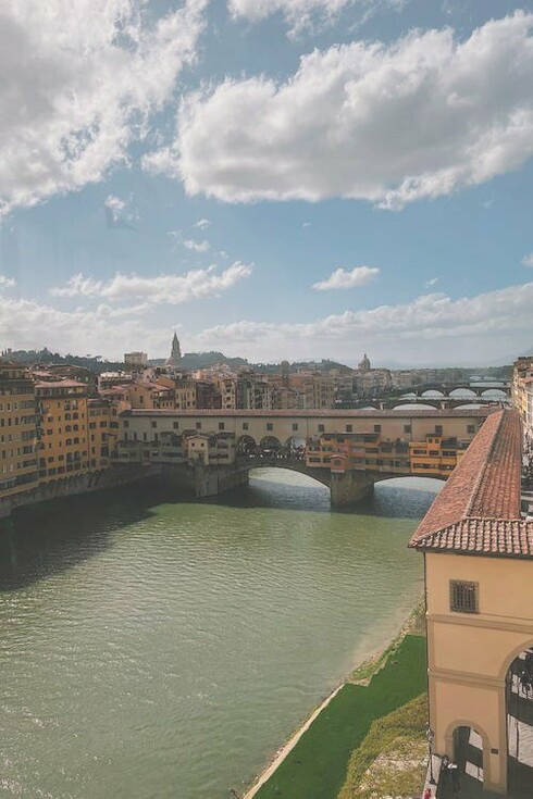Ponte Vecchio sul fiume Arno, Firenze, Italia. "Ada e Gino che parlan, Pia e Nino che sognano quello che forse sarà: Questa sera vivremo a Firenze le nostre vacanze e la felicità”
