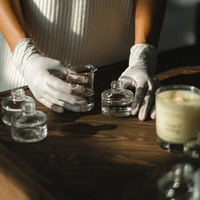 Perfumista adiciona álcool ao frasco de perfume