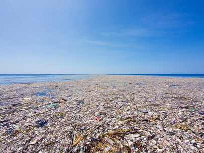 El continente de plástico,​ también conocido como Isla de basura, es una zona cubierta de desechos marinos y plásticos en el centro del océano Pacífico Norte