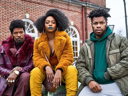 Ils ont cloné Tyrone. On y retrouve à la fois un pamphlet contre l’action des gouvernements, qui, lorsqu’ils ne s’évertuent pas à renforcer les inégalités, demeurent dans une inaction volontaire