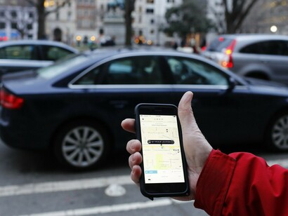 Un usuario concertando un transporte a través de su teléfono móvil