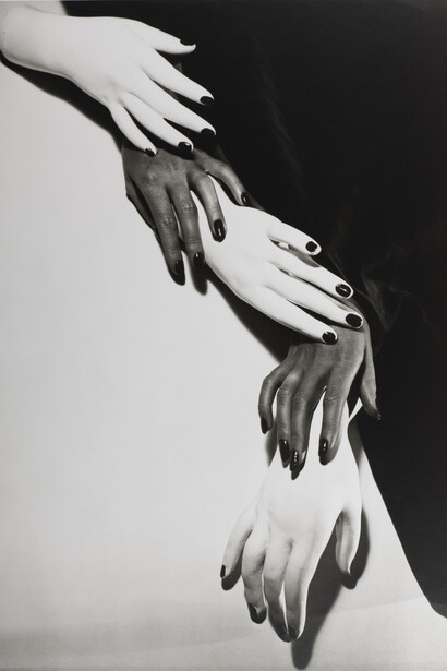 Horst P. Horst, Hands, hands, hands, 1941. Cortesia di Le Stanze della Fotografia © Horst Estate