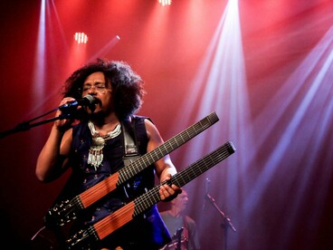 Sob a luz do palco, Chico César conduz seu repertório com presença e intensidade. Entre canções e silêncios, a arte se impõe como linguagem de encontro e resistência
