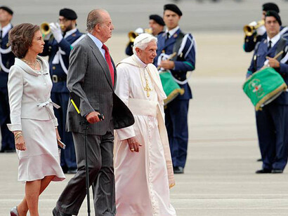 Llegada del papa Benedicto XVI a Madrid, España, donde es recibido por los reyes, 2011