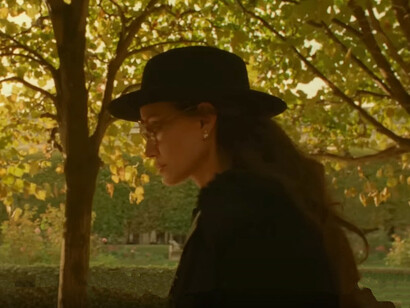 La regia di Larraín si distingue per un approccio non convenzionale al biopic, evitando cliché e offrendo una prospettiva intima sulla vita della diva. Angelina Jolie in una scena del film