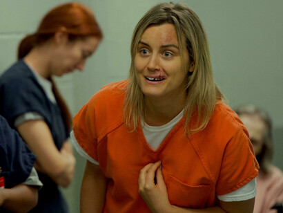 Taylor Schilling interpretando a Piper Chapman, una mujer que llega a prisión por transportar dinero proveniente del narcotráfico