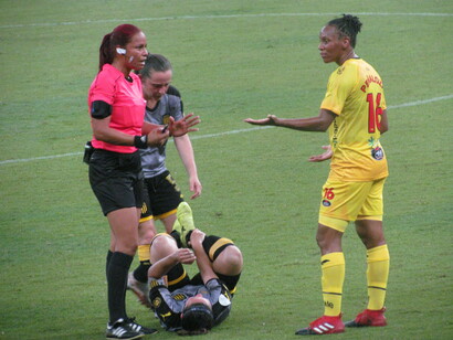 Partido de fútbol femenino