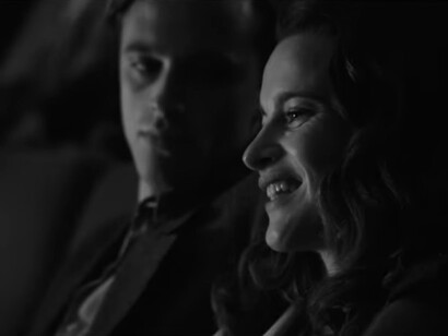Benjamin Voisin e Rebecca Marder sono rispettivamente Meursault e Marie Cardona nel film di François Ozon "Lo straniero", qui una scena tratta dal trailer