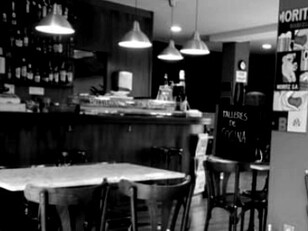 La afinidad cultural y lingüística ha sido determinante, ya que en los últimos veinte años el perfil de los recién llegados se caracterizó por una sólida formación profesional y universitaria. Bar Alba de Castelldefels, España