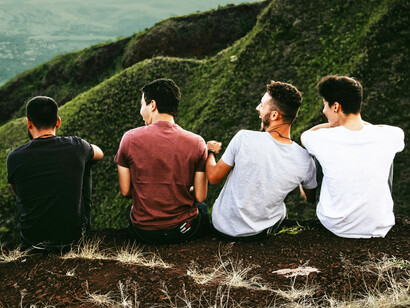 Dans l'immensité de la montagne, la compagnie transforme le temps en un instant de bonheur