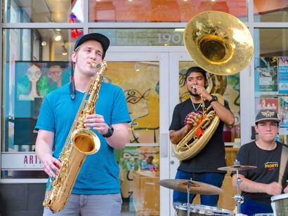 Trio Jazz improvisando nas ruas