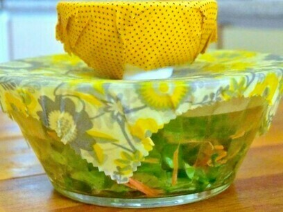 Potes cobertos com embalagem de cera de abelha