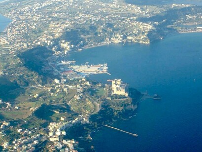 Campi Flegrei, Campania, Italia. Ripresa aerea dei Campi Flegrei, con il lago Lucrino, la baia di Baia con il Castello Aragonese, (13 dicembre 2007)