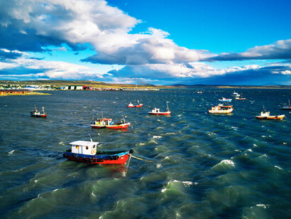 No es solo el lugar donde nacimos o vivimos, sino también la trama de relaciones que nos sostiene, el conjunto de gestos, palabras y afectos que constituyen nuestra forma de estar en el mundo.Los botes de Puerto Natales, Magallanes, Chile