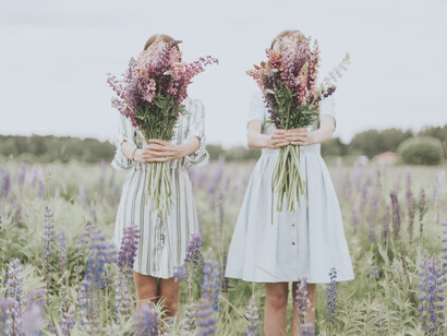 Dos chicas cogen un ramo de flores. La tragedia de Antígona pone de relieve problemas atemporales para la humanidad: el conflicto entre hombres y mujeres