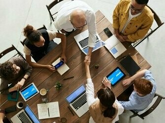 Reunião de negócios em inglês. O que realmente importa é a clareza da mensagem e a confiança para se comunicar. E mais importante: todos nós temos a capacidade de sermos bilíngues, utilizando o inglês para alcançar nossas metas e conquistar oportunidades no mercado global, que vê o inglês como uma exigência e não mais como um diferencial