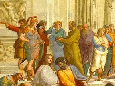 Fragmento de la Escuela de Atenas, de Rafael: Sócrates de pie, en medio, con túnica verde