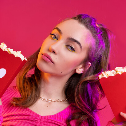 Menina com pipoca. “Às quartas usamos rosa”