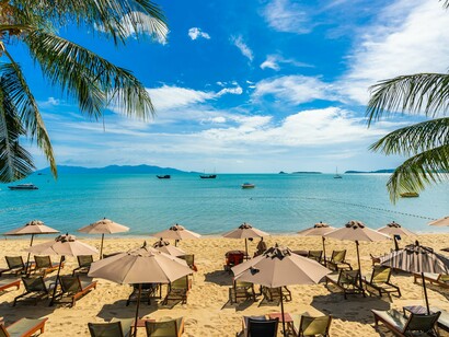 Praia em dia de sol. Quantas mulheres ficam expostas ao sol deitadas com a bunda pra cima nas praias?