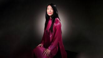 Kim Chi Pho. Je me levais, ajustais la jolie robe moulée à mon corps de top model trentenaire que j’étais alors, remettant délicatement une mèche de cheveux derrière l’oreille, je souris aux spectateurs © Andrea H Vega