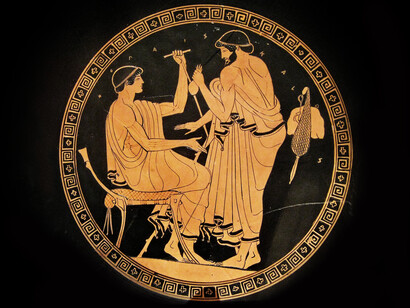 Un hombre solicita sexo de un joven por unas monedas según esta figura griega del siglo V a. C. exhibida en el Museo Metropolitano de Nueva York