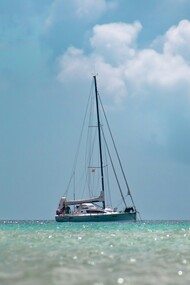 Vivere senza internet durante un viaggio in catamarano significa imparare a dipendere solo dagli elementi naturali, come il vento e le correnti, per orientarsi e per scandire il tempo