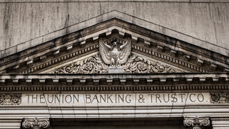 Un Banco no presta el dinero que tiene, sino -precisamente- el que no tiene