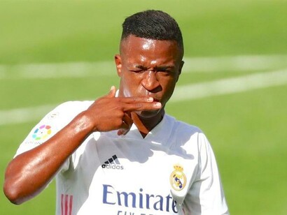 O autor aconselha Vinicius Jr. a superar as tentativas de tirá-lo do foco, ressaltando que seu verdadeiro talento no campo é a resposta mais poderosa contra a negatividade