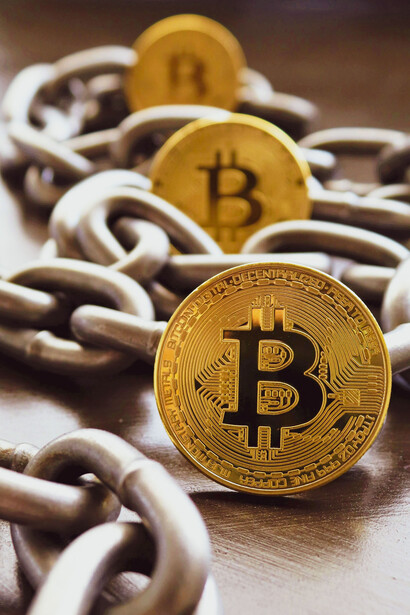 Los nuevos profetas no caminan descalzos ni predican en montes: manejan Audis, venden talleres y prometen libertad financiera con código de descuento