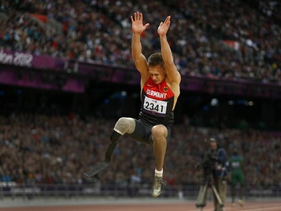 O atleta alemão Markus Rehm voando