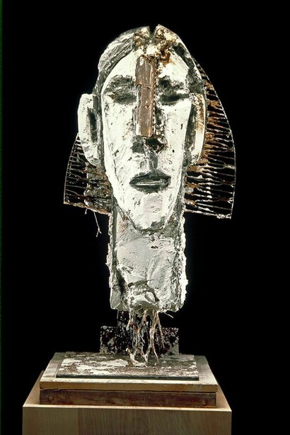 David Bates, Female Head – R.P., 2002, painted plaster, steel and wood, 38 x 20 x 25 inches. Collection of the artist. Photo: Tom Jenkins, courtesy of Talley Dunn Gallery © David Bates