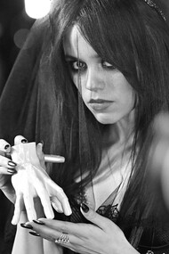 Mercredi Addams. Cette série est intéressante sur le plan psychologique car elle mêle des inconscients profonds et des croyances solidement ancrées depuis des millénaires © Mercredi Adams, Tim Burton