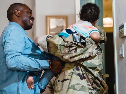 Mãe militar se despede de marido e filho antes de voltar para zona de conflito