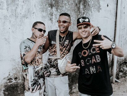 Jovens periféricos. A narrativa da obra transmite o olhar imaginário do jovem periférico sobre a realidade, que neste caso é representado pelo o mundial da Fifa, a seleção Brasileira e as implicações do torcer