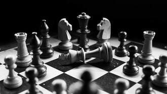 Tablero de ajedrez con el Rey caído, simbolizando un cambio de paradigma