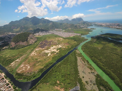 Crescimento urbano desordenado, falta de saneamento universalizado, degradação ambiental generalizada (foto de Mario Moscatelli, Janeiro de 2017) 