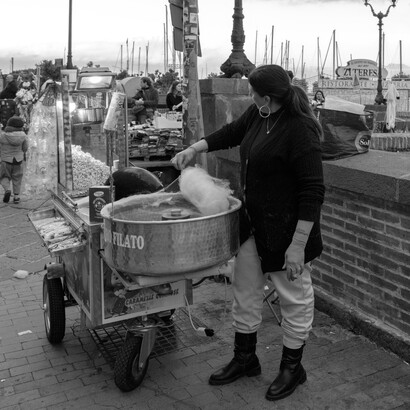 Zucchero filato sul lungomare di Mergellina, Napoli, Italia 