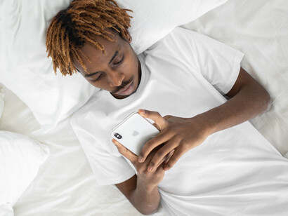 Usuário da internet baixa a rede social chamada X em loja de aplicativos