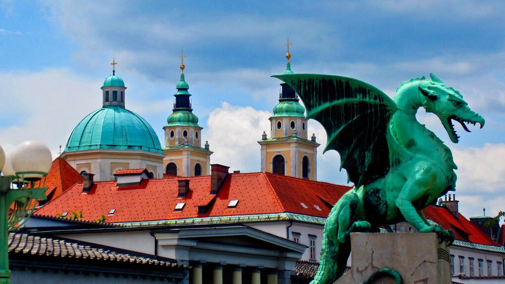 Liubliana, Eslovenia. Estatua de un dragón
