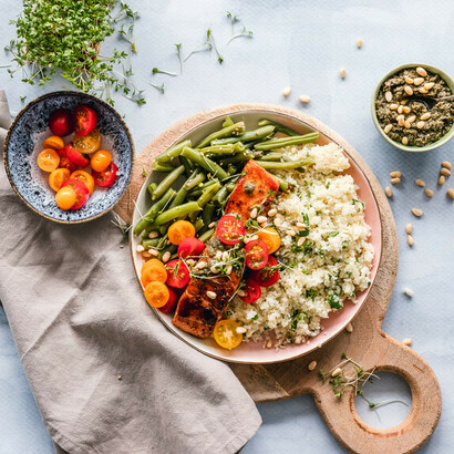 Las frutas y verduras frescas, así como el pan y la pasta integrales, proporcionan fibra dietética que ayuda a formar un microbioma intestinal saludable